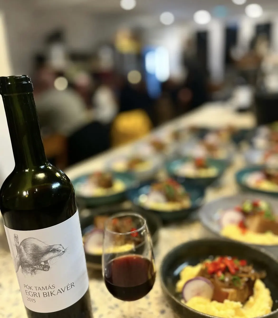 Le service chez Mammouth : assiettes dressées sur le comptoir, vin rouge au premier plan